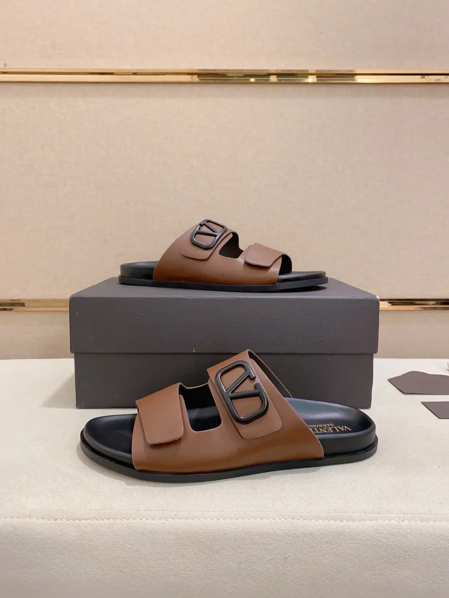 Men's shoes💰: 440💰[Valentino] New men's boutique slippers, counter quality, classic plaid, the actual workmanship is quite complex🔰The uppers are made of imported fabrics➕🐑Sheepskin lining, which tests the craftsman's craftsmanship➕original PU outsole. Size: 38-44 (45 can be customized, non-refundable)